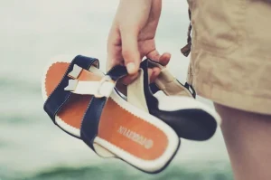 autorijden met slippers aan is niet zo veilig dan goede schoenen met een goed profiel
